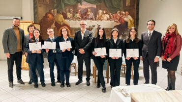 Gaetano Bevacqua, supervisore dell'Altafiumara Resort & Spa e i dirigenti e gli studenti dell'Istituto Maggia